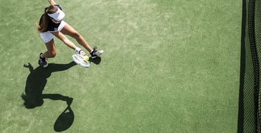 Joueuse de tennis qui tape une balle vue de haut