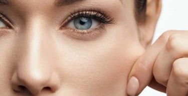 femme tire la peau du visage