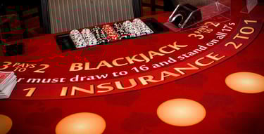 Người chơi blackjack tập trung trong sòng bài RR88