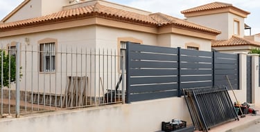 Sustitución de vallado antiguo por cerramiento metálico moderno en vivienda unifamiliar