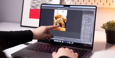 Fotógrafo editando portfólio — como construir um portfólio que atrai clientes