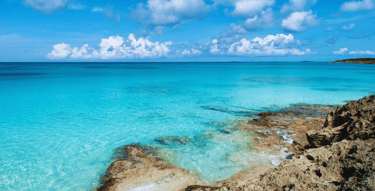 The roaming purser explorando linda praia em half moon cay viagens de navio
