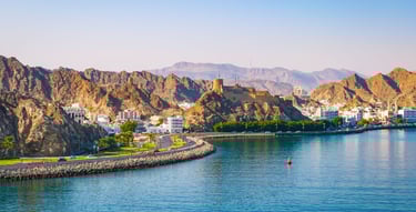Vista da Cidade de Muscat chegando de navio.