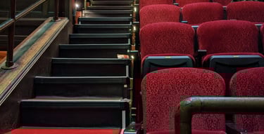 Neutralizacja wirusów i odświeżanie tapicerki foteli kinowych w obiektach użyteczności publicznej sprzętem EV Poseidon.