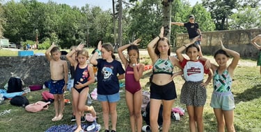 7 enfants en vacances qui font le signe du requin