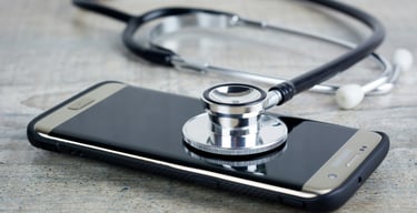 Smartphone et stéthoscope utilisés pour un dépannage urgent, symbolisant l'assistance rapide