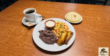 huevos revueltos, frijoles, tamal de elote frito, crema, tortillas y café