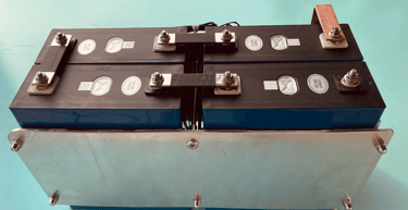 Vu intérieur des batteries lithium prismatique LFP Electroboat, mise en évidence de la compression e