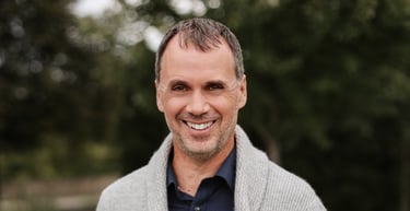 Martin Doucet, célébrant et fondateur de Célébra, en action lors d’une cérémonie personnalisée