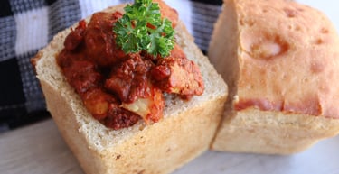 Prato de Bunny Chow tradicional em Cape Town, África do Sul.