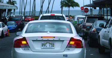 foto chegando de carro no centro de hilo no havai