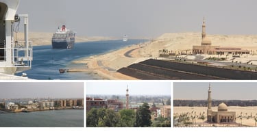 Vista de navio de cruzeiro cruzando a paisagem com mesquita no Canal de Suez