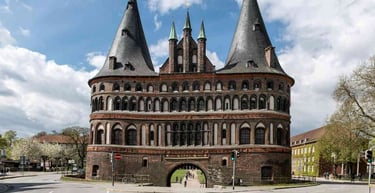 Portão histórico medieval em Lübeck, representando a arquitetura antiga da cidade.