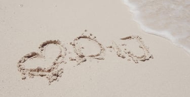 Destination Wedding Malediven:  'D+J' in den Sand am Strand von Helengeli geschrieben.
