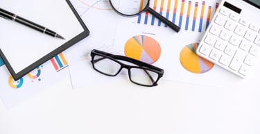 صورة تعبر عن التواصل مع شركة محاسبة وتدقيق في الكويت لحجز استشارة مالية أو تدقيقية.