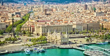 Vista aérea do mar em direção à cidade de Barcelona