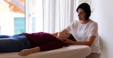 Person liegt auf einer Liege, Hannelore Freischlager macht IKA Craniosacrale Körperarbeit