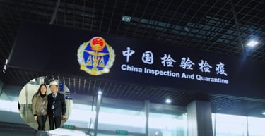 Autora na fila da imigração em Xangai, China, com sinalização bilíngue ao fundo.