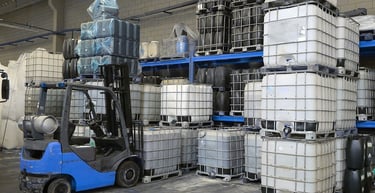 EMPILHADEIRA REMOVENDO PALLETS