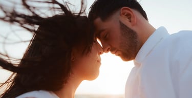 Photographie intimiste d'un couple au coucher du soleil pendant la golden hour sur la plage de Sauveterre en Vendée