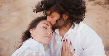 Photographie de couple intimiste et complice sur la plage de Sauveterre en Vendée par le Photographe Romain DANIEL