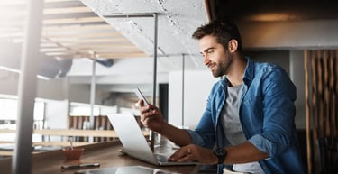 Dono de negócio local cuidando da presença digital da empresa no dia a dia