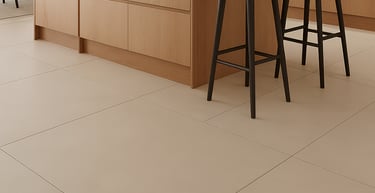 Close up de piso de porcelanato tipo madera para cocina en Zeramiq.