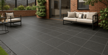 Detalle de porcelanato todo masa antideslizante en patio de casa en Caracas.