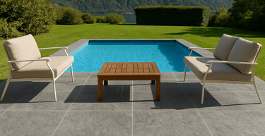 Porcelanato antideslizante tipo piedra alrededor de piscina en casa de lujo en Caracas. Zeramiq.