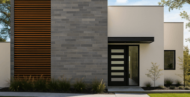 Fachada de lujo con porcelanato tipo piedra y tipo cemento en Zeramiq, Caracas.