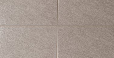 Close up de cerámica antirresbalante en piso de baño. Caracas, Zeramiq.