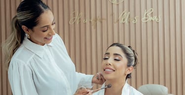 Cliente atendida no Estúdio Jheniffer Villasboas com maquiagem profissional