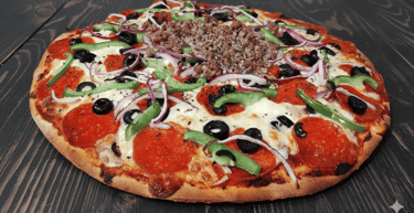 Pizza suprema fresca con pepperoni, pimientos verdes, cebollas y aceitunas negras sobre una mesa de 