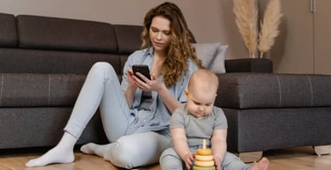 Mãe gerando renda extra em casa com celular no intervalo da rotina
