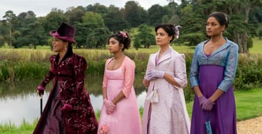 Lady Danbury, Edwina Sharma, Lady Mary e Kate Sharma caminhando ao ar livre. Representação da dinâmi