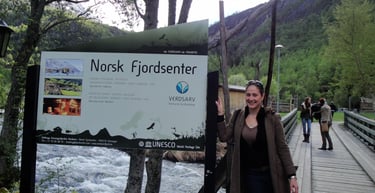 foto da autora visitando a trilha de norsk fjordsenter