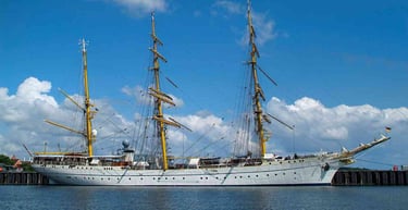 foto da vista do navio a vela em kiel