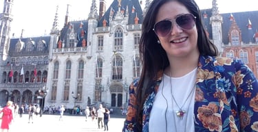 foto da autora na praça do mercado em Bruges