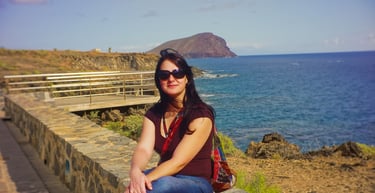 foto da autora sentada no pier em tenerife