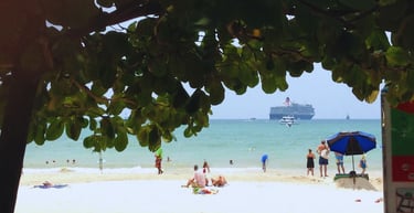 vista do navio da praia de patong em phuket