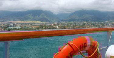 foto do navio navegando por hilo no havai