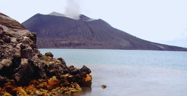 vista da praia para o vulcão em tour por Rabaul