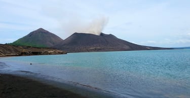 vista da praia para os vulcões em Rabaul