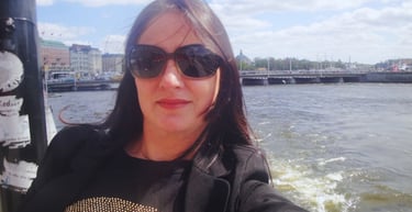 foto da autora  em passeio de barco por estocolmo