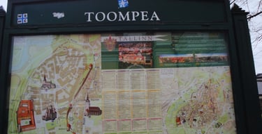 foto da placa de Toompea em Tallin