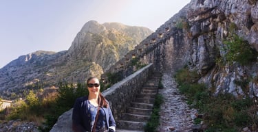 foto da autora nas escadas da montanha São João em Kotor