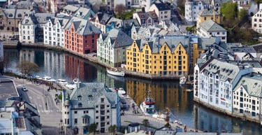 Vista panorâmica tranquila do canal central em Ålesund, Noruega.