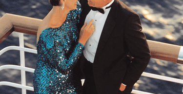 elegante casal a bordo de um navio de cruzeiro