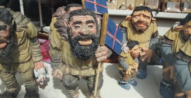 foto de trolls da islândia em vitrine de loja
