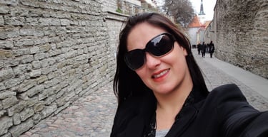 foto da autora passeando pelas ruas de Tallin